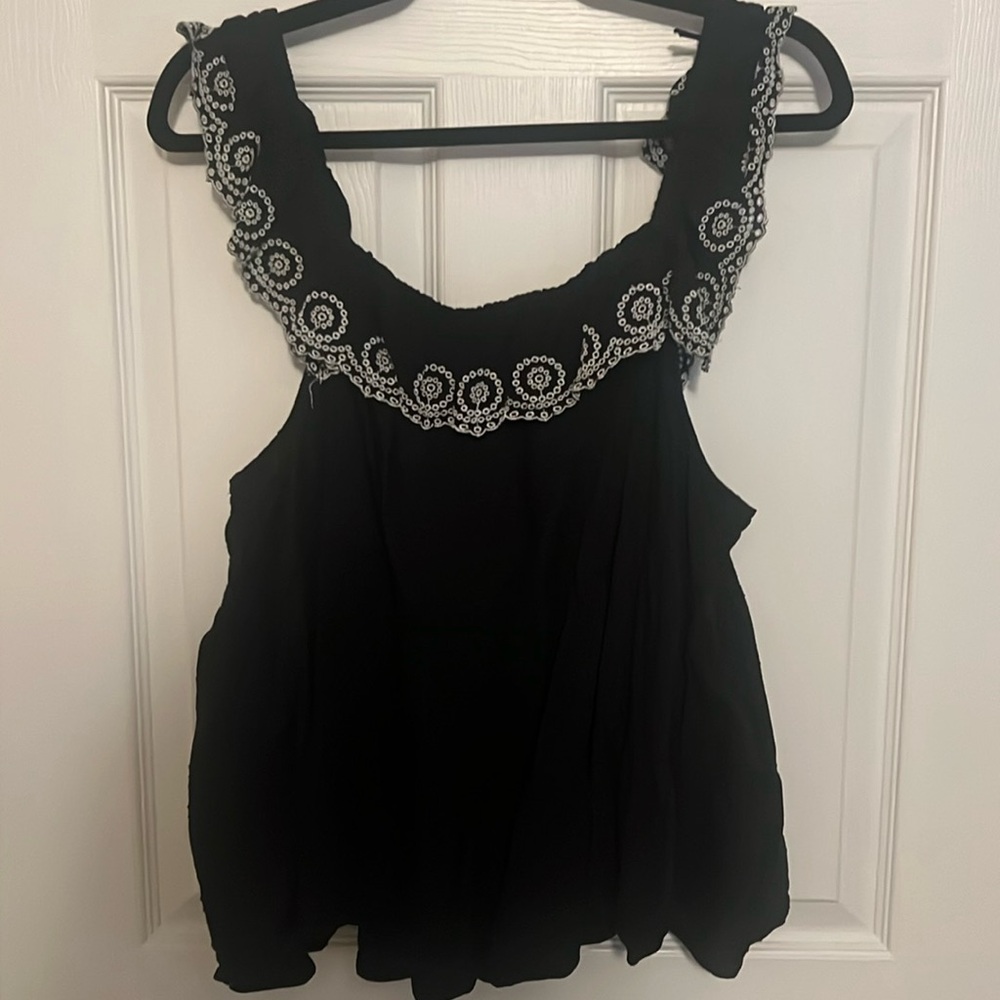 Cute black and white flowy tank top